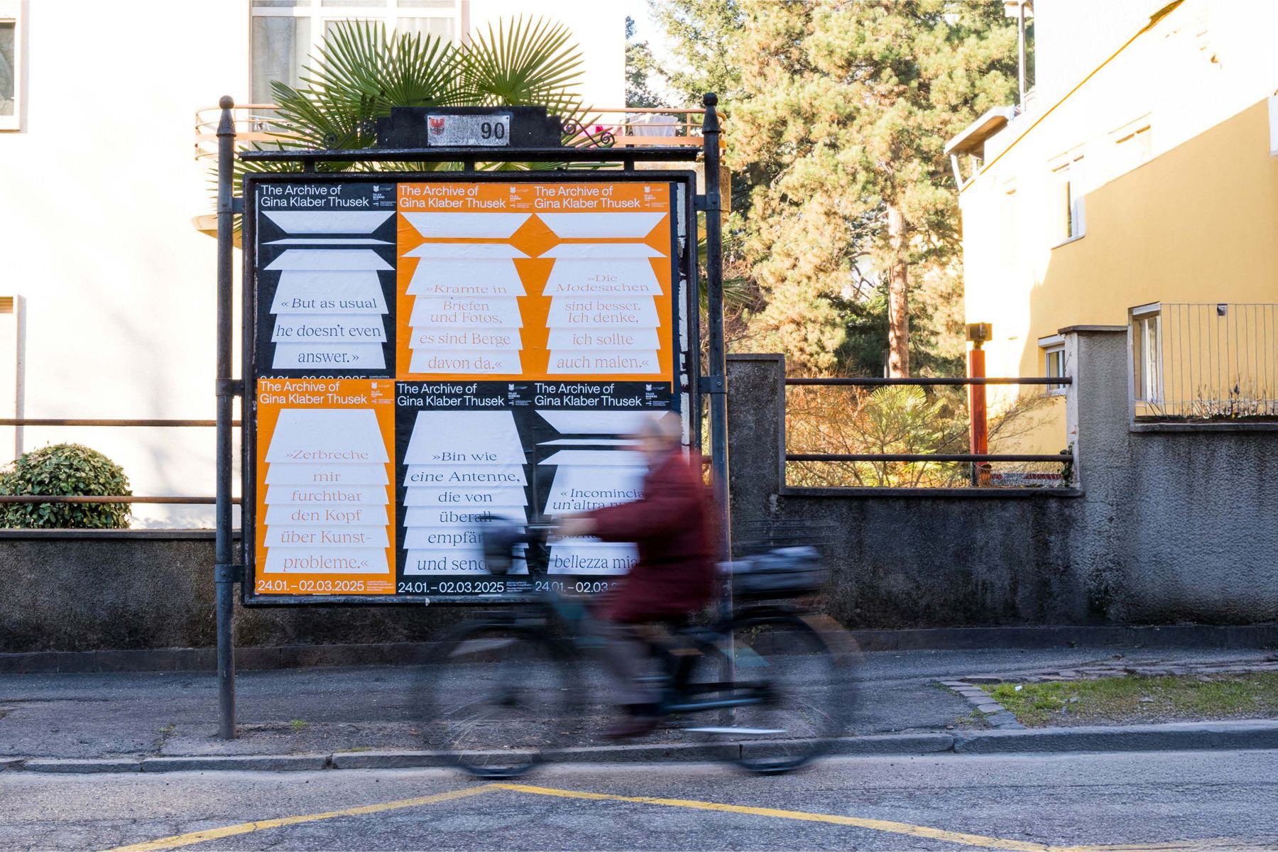 Posterserie zur Ausstellung an einer Plakatwand in Meran