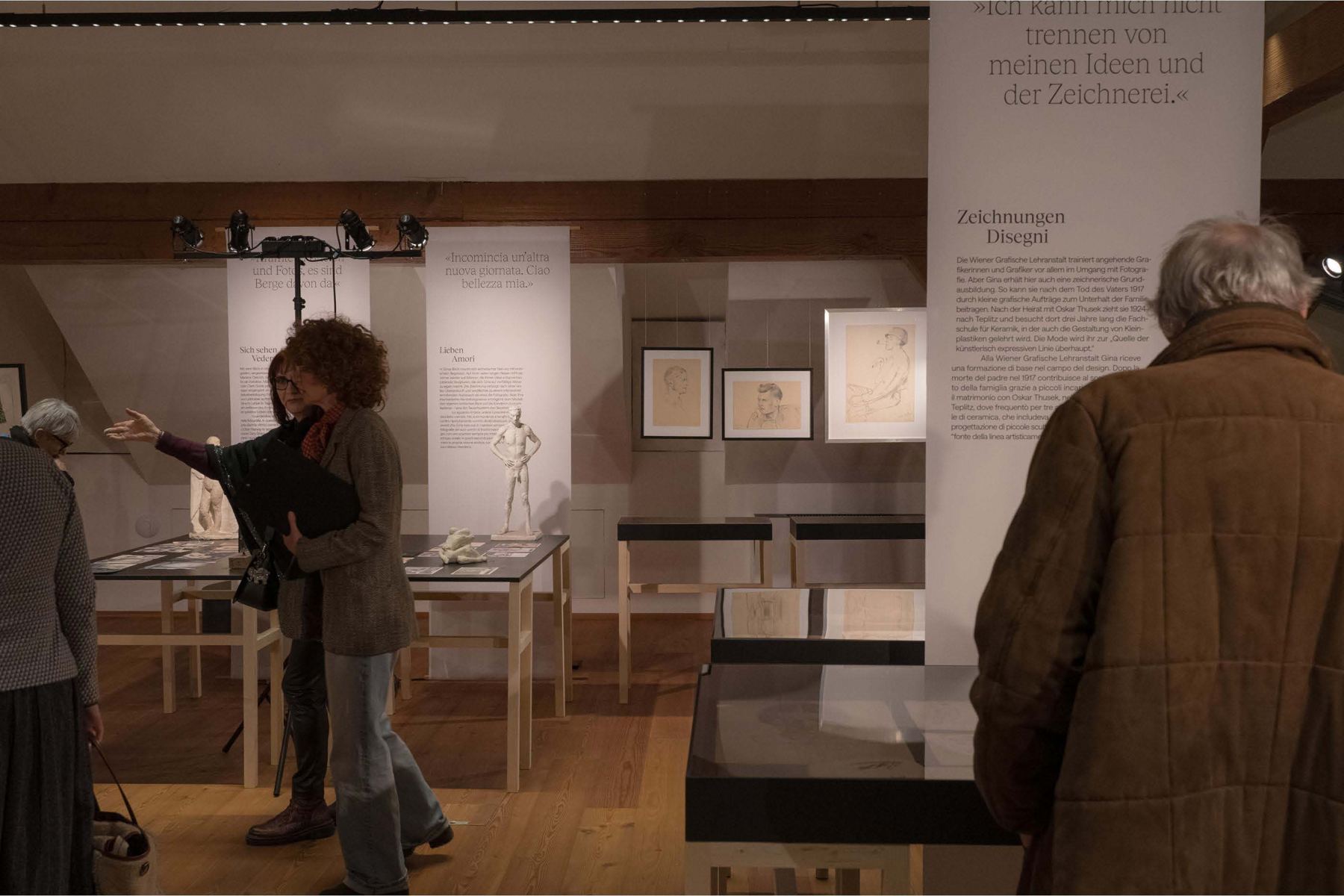 Besucher:innen in der Ausstellung im Palais Mamming