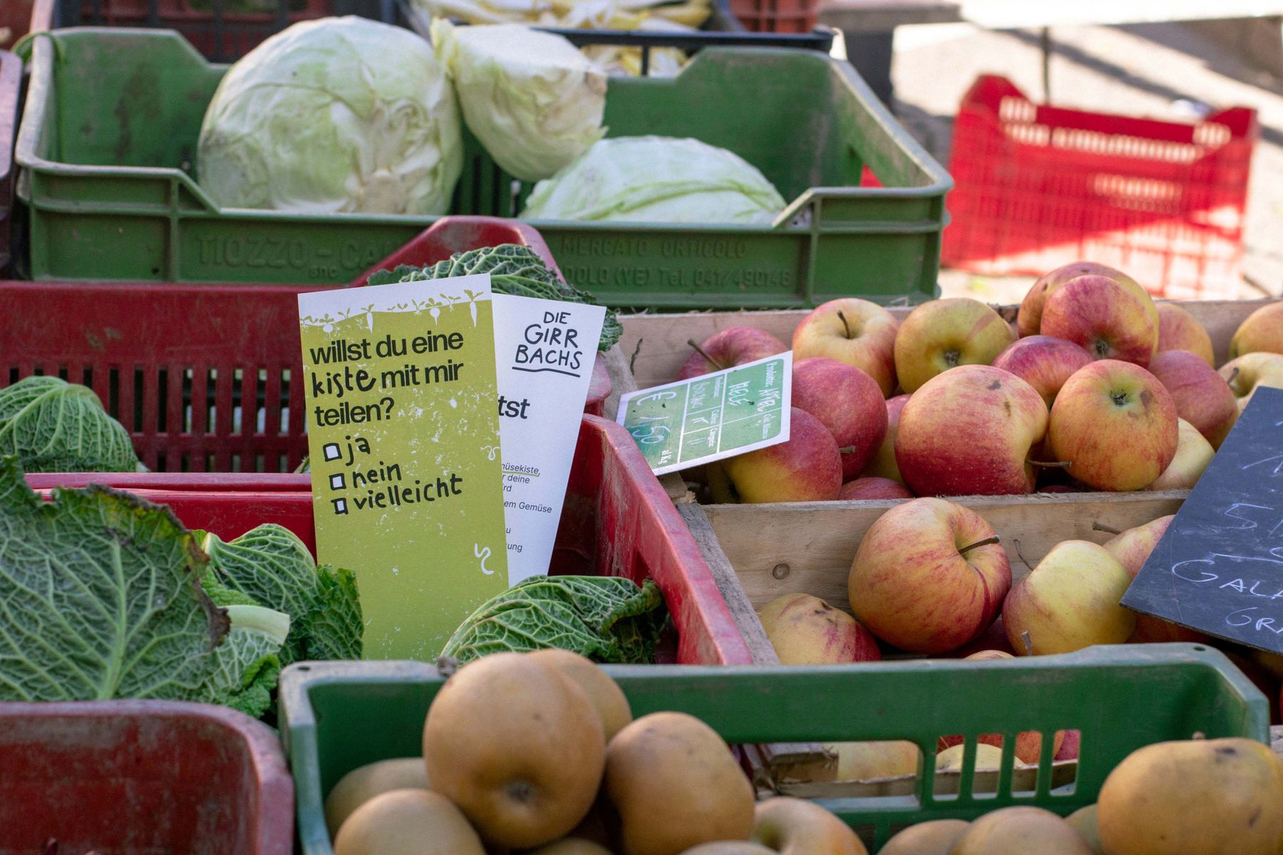 Flyer der Girrbachs in einer Gemüsekiste am Marktstand