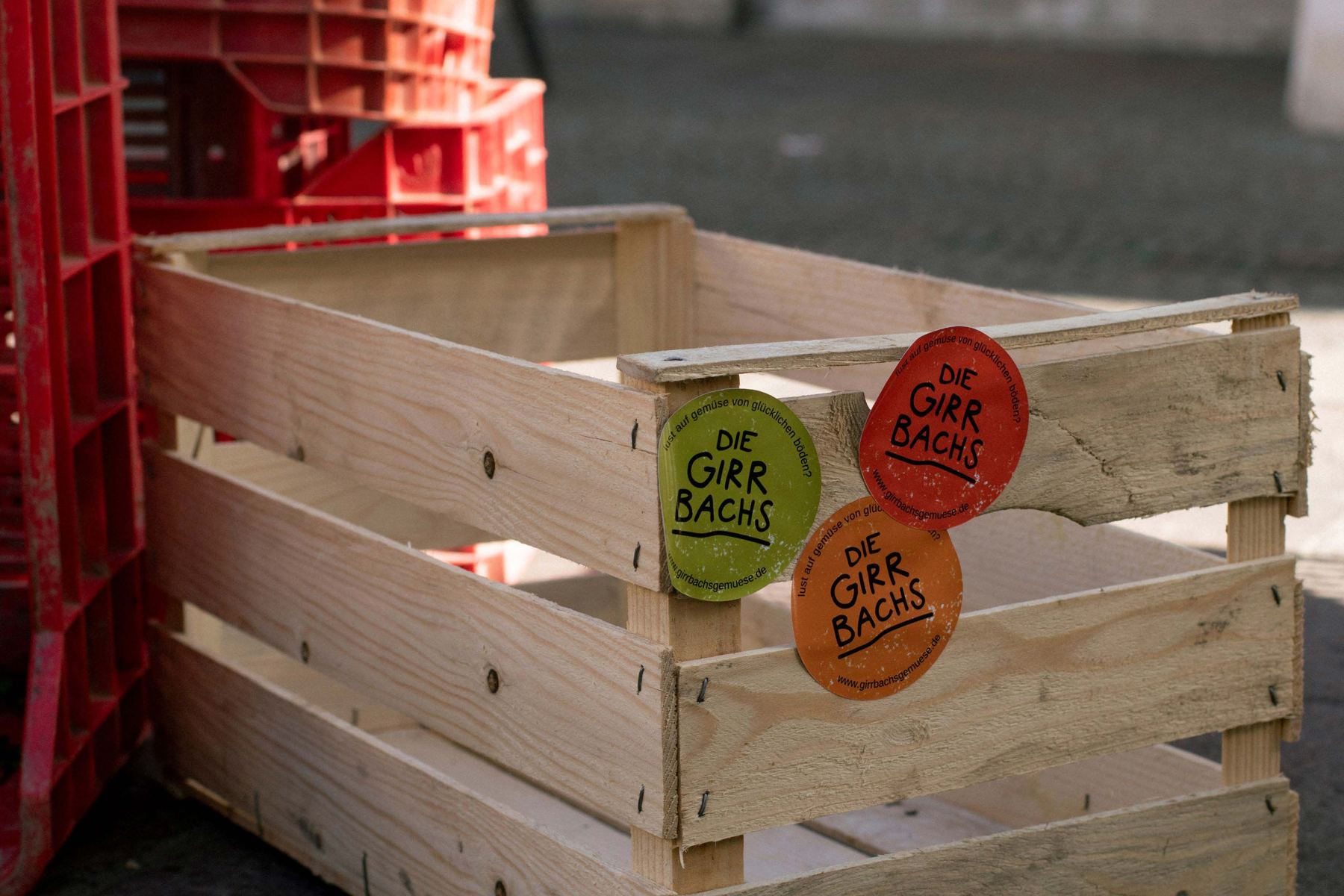 Runde Sticker auf einer Holzkiste