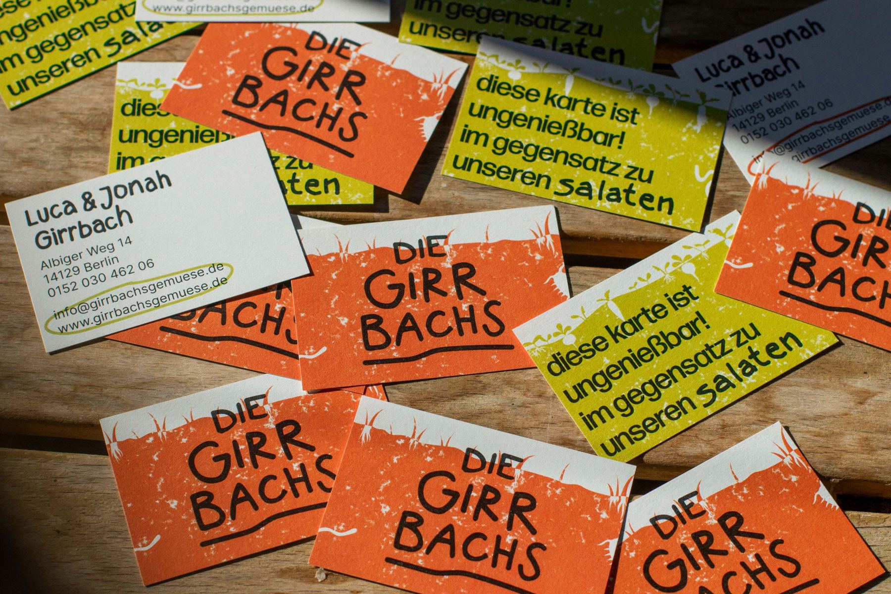 Visitenkarten in Orange und Gelbgrün mit handschriftlichem Logo