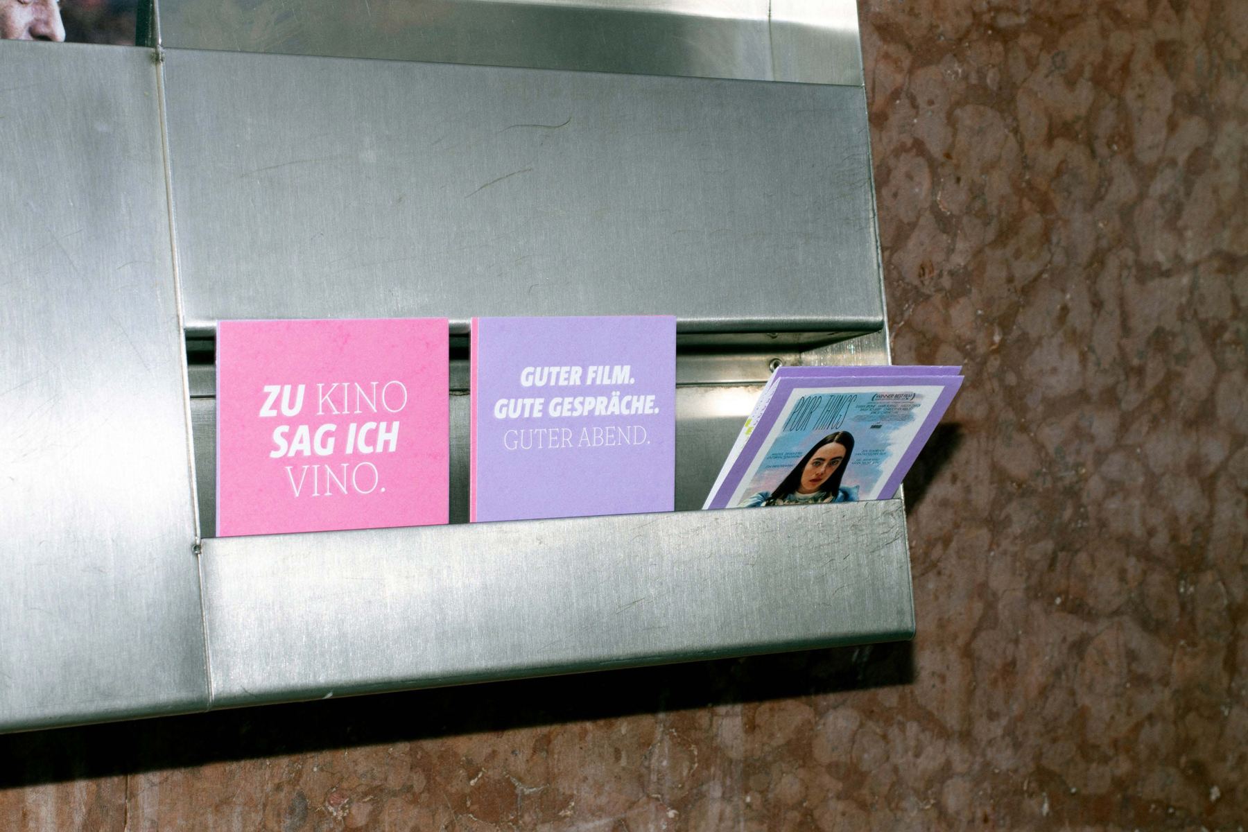 Postkarten „Zu Kino sag ich Vino“ in einem Briefkasten