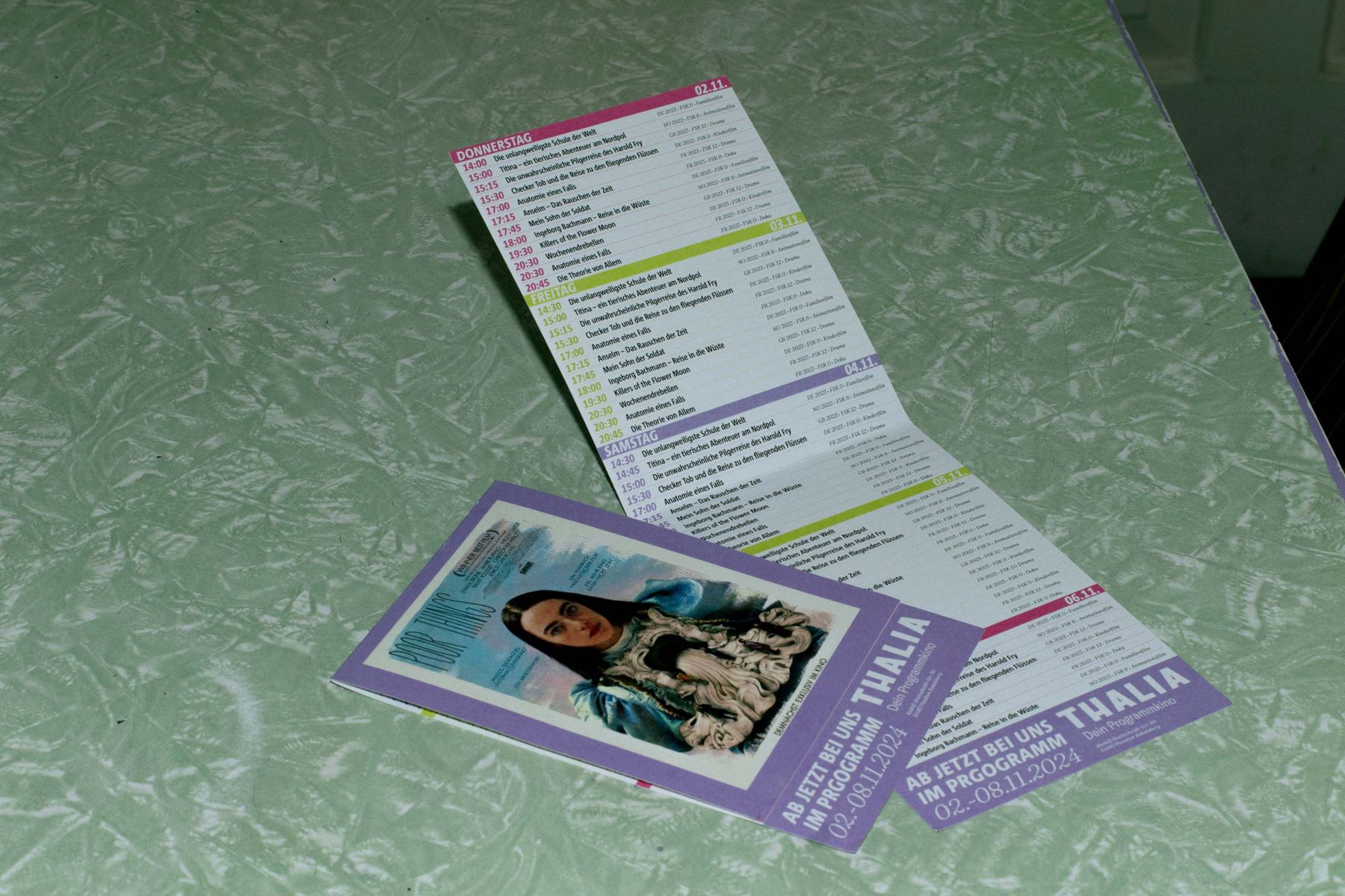 Programmflyer des Thalia auf grünem Grund