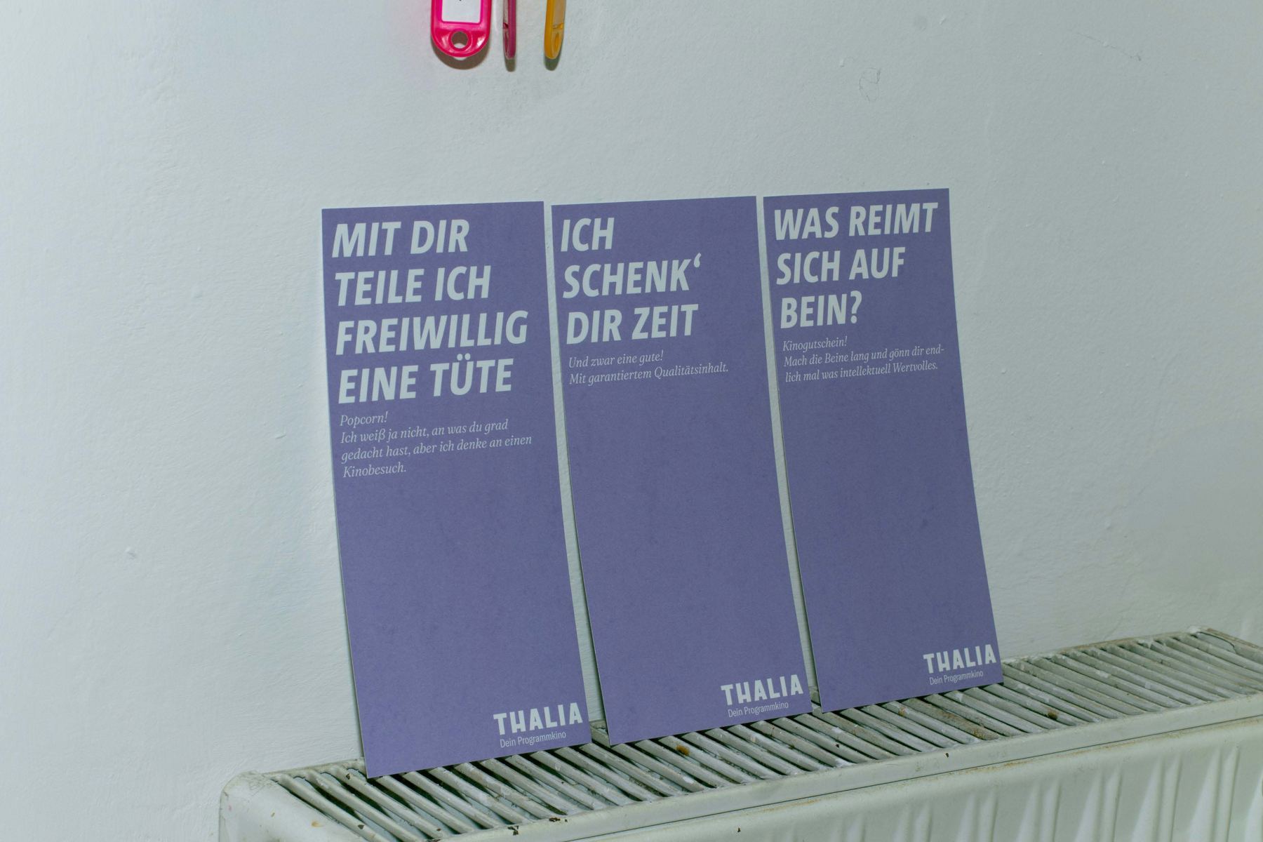 Drei lila Flyer mit humorvollen Sprüchen
