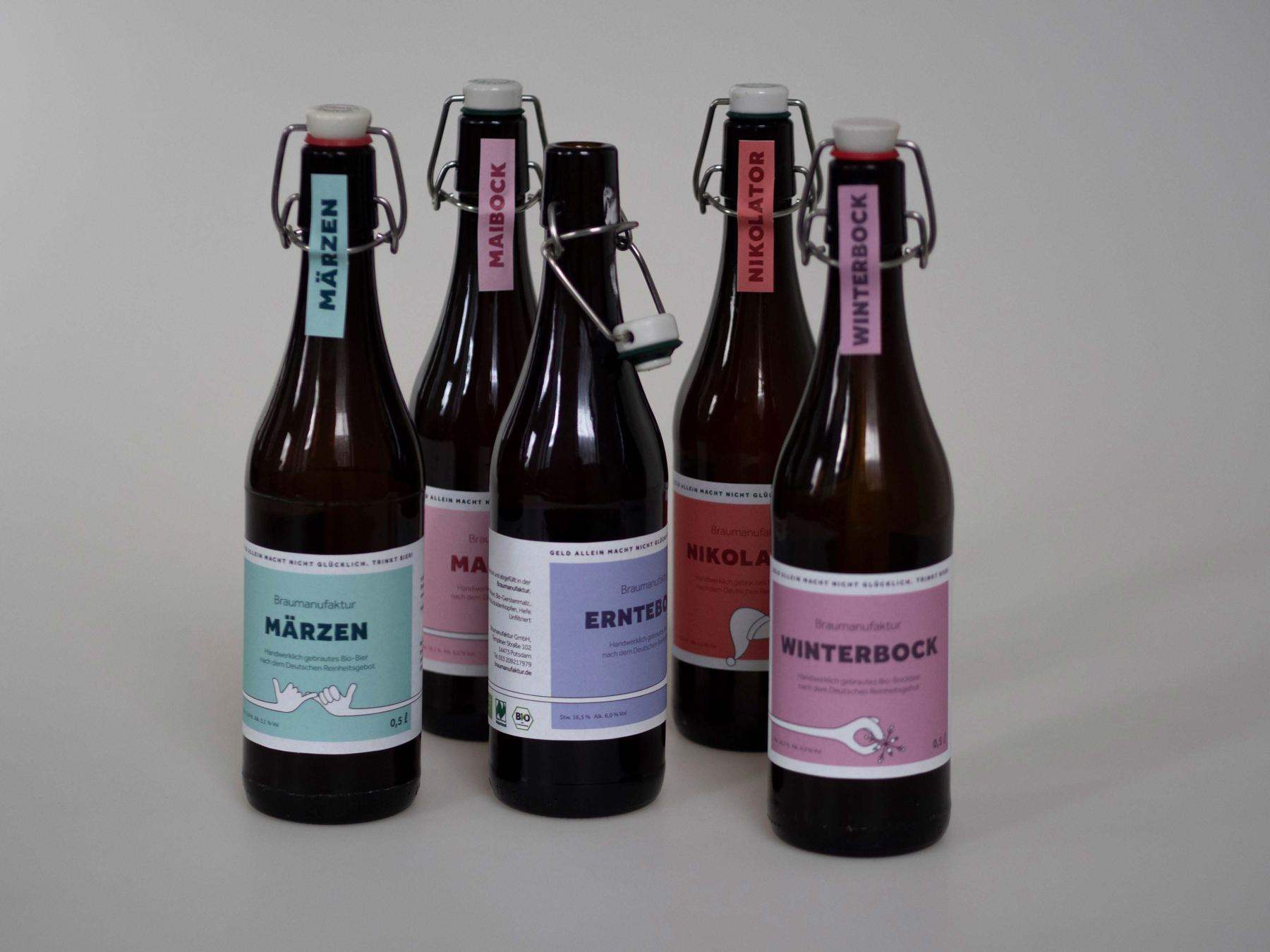 Bierflaschen der Braumanufaktur mit farbigen Etiketten