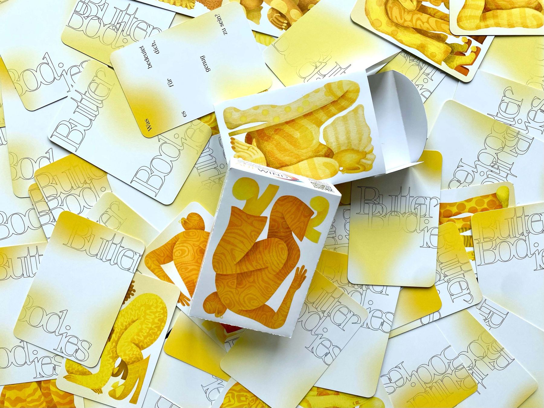 Spielkarten und Schachtel von ButterBodies in Gelb