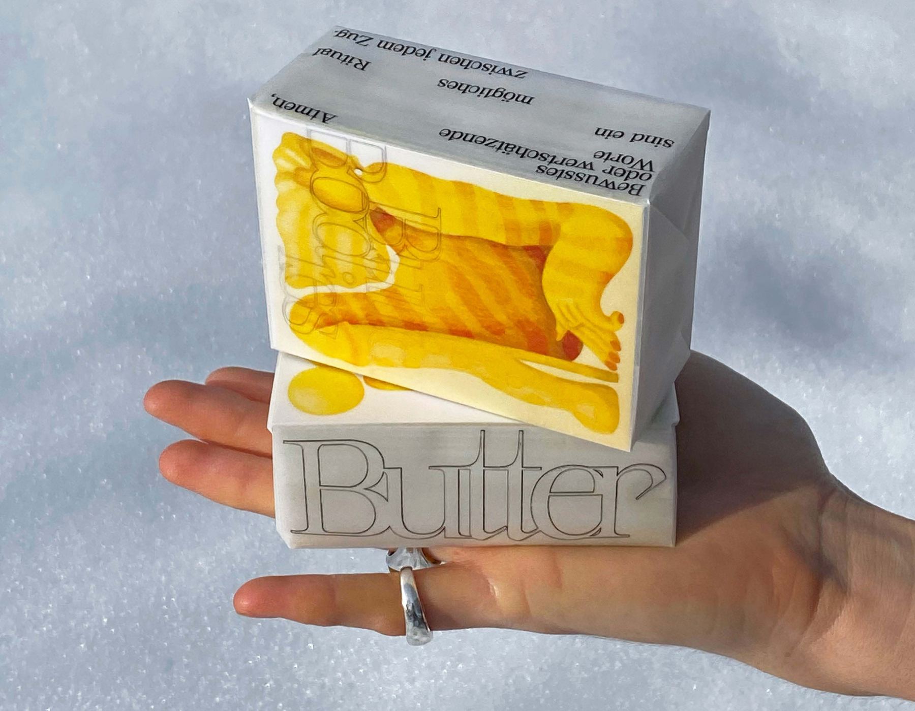 Die ButterBodies-Box auf einer Hand im Schnee